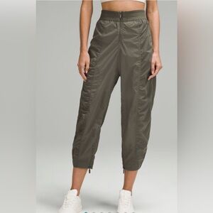 EUC Lululemon Front-Zip Mid-Rise Ruched Crop 8